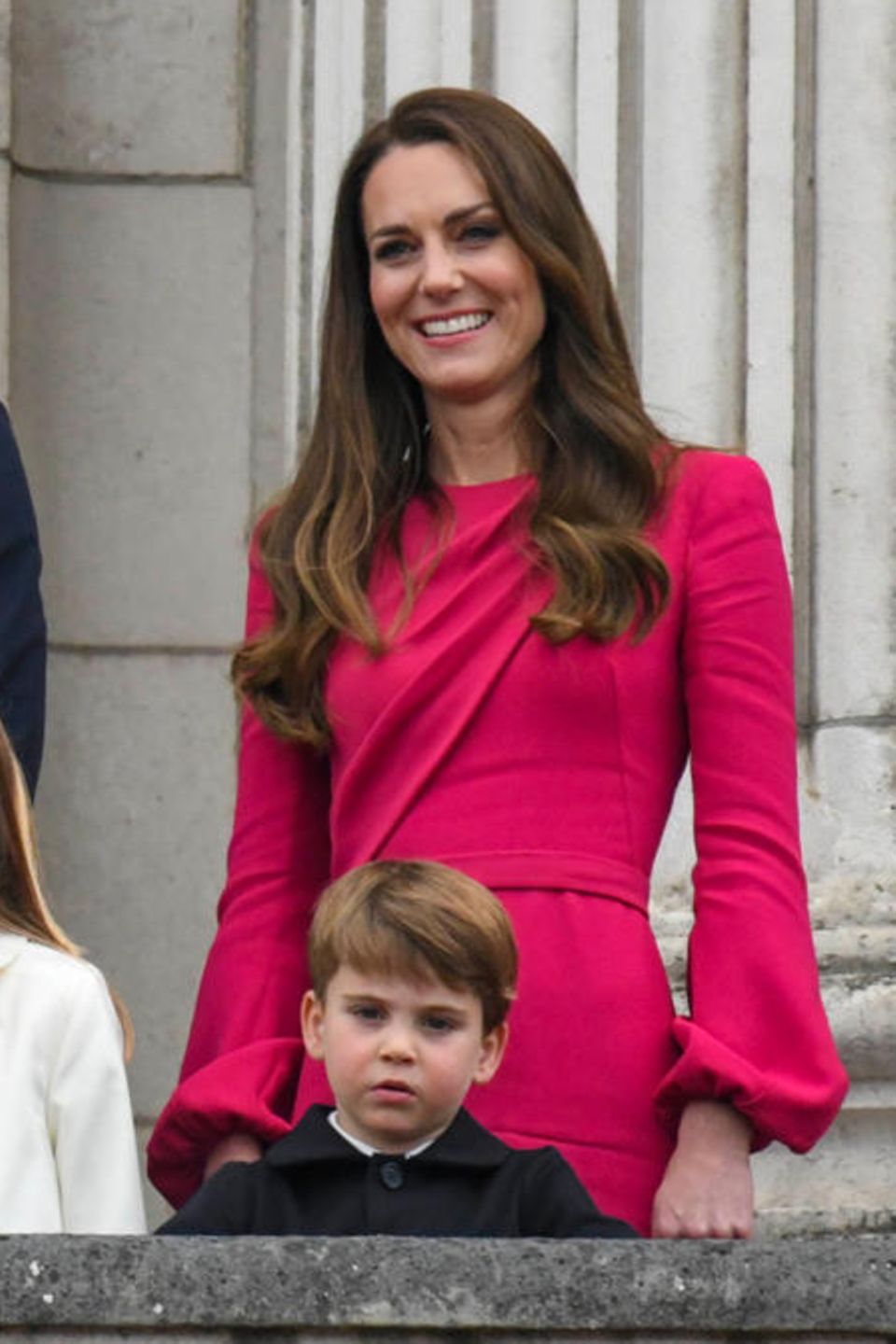 Die letzte Station der Feierlichkeiten zum Thronjubiläum von Queen Elizabeth ist erreicht. Gemeinsam mit dem Rest der Familie tritt Kate noch einmal auf den Balkon des Buckingham Palastes. Für ihren letzten Auftritt des Wochenendes hat sie modisch nochmal alles gegeben und begeistert in einem knallpinken Kleid von Stella McCartney und edlen Kristallohrringen. Die letzte Station der Feierlichkeiten zum Thronjubiläum von Queen Elizabeth ist erreicht. Gemeinsam mit dem Rest der Familie tritt Kate noch einmal auf den Balkon des Buckingham Palastes. Für ihren letzten Auftritt des Wochenendes hat sie modisch nochmal alles gegeben und begeistert in einem knallpinken Kleid von Stella McCartney und edlen Kristallohrringen.