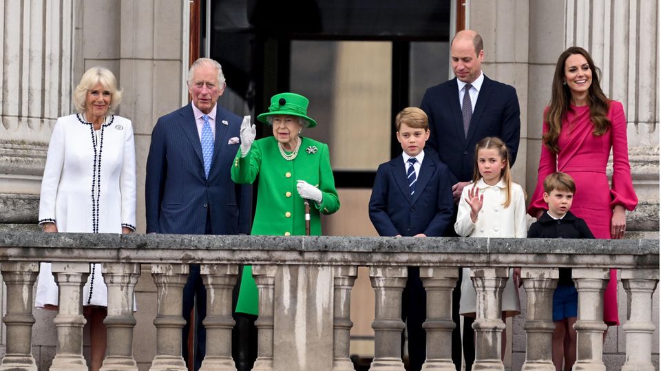 La reine Elizabeth apparaît le 5 juin 2022 avec le prince Charles, la duchesse Camilla, le prince William, la duchesse Catherine, le prince George, la princesse Charlotte et le prince Louis sur le balcon du palais de Buckingham.