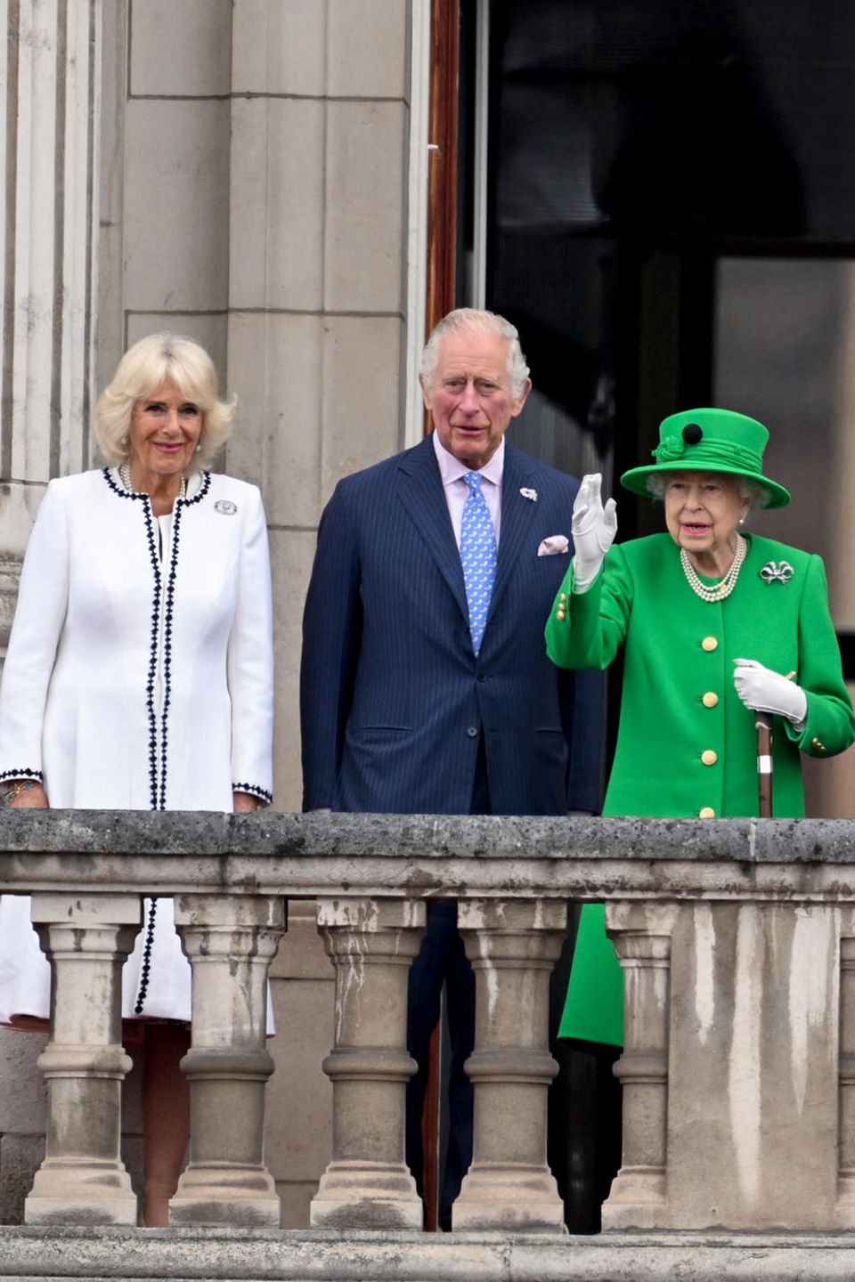 Queen Elizabeth zeigt sich am 5. Juni 2022 zusammen mit Prinz Charles, Herzogin Camilla, Prinz William, Herzogin Catherine, Prinz George, Prinzessin Charlotte und Prinz Louis auf dem Balkon des Buckingham Palastes. Queen Elizabeth zeigt sich am 5. Juni 2022 zusammen mit Prinz Charles, Herzogin Camilla, Prinz William, Herzogin Catherine, Prinz George, Prinzessin Charlotte und Prinz Louis auf dem Balkon des Buckingham Palastes.