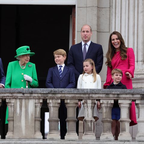 Queen Elizabeth zeigt sich am 5. Juni 2022 zusammen mit Prinz Charles, Herzogin Camilla, Prinz William, Herzogin Catherine, Prinz George, Prinzessin Charlotte und Prinz Louis auf dem Balkon des Buckingham Palastes.