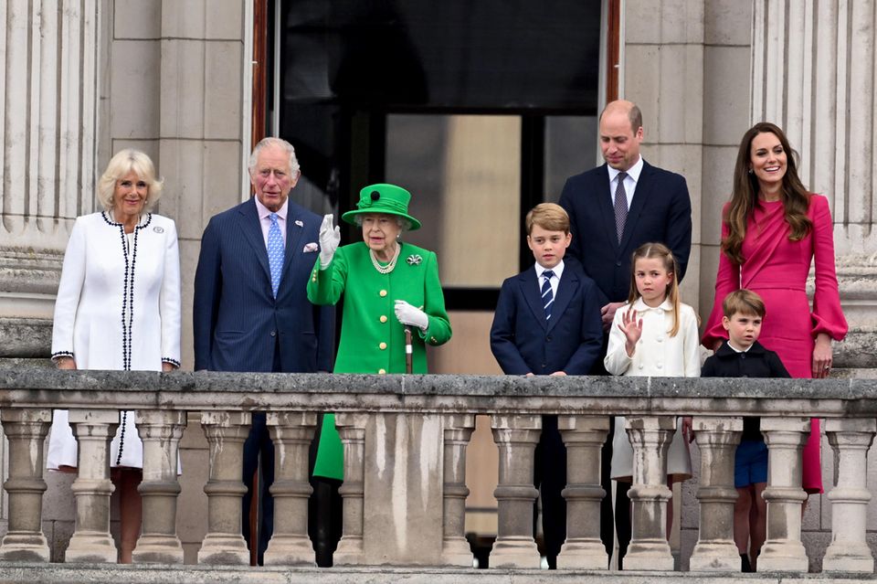 Besonderes Highlight am Ende der Feierlichkeiten: Queen Elizabeth zeigt sich überraschend auf dem Balkon des Buckingham Palastes. Sichtlich gerührt winkt sie der jubelnden Menge zu. Unterstützung bekommt sie dabei von Prinz Charles, Herzogin Camilla, Prinz William, Herzogin Catherine, Prinz George, Prinzessin Charlotte und Prinz Louis.