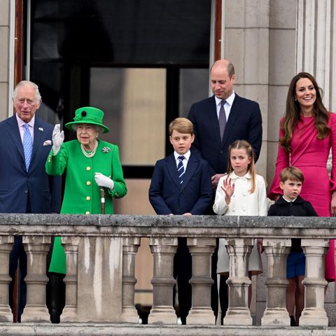 Besonderes Highlight am Ende der Feierlichkeiten: Queen Elizabeth zeigt sich überraschend auf dem Balkon des Buckingham Palastes. Sichtlich gerührt winkt sie der jubelnden Menge zu. Unterstützung bekommt sie dabei von Prinz Charles, Herzogin Camilla, Prinz William, Herzogin Catherine, Prinz George, Prinzessin Charlotte und Prinz Louis.