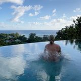 Ruth Moschner verbringt gerade ihren Urlaub auf den Seychellen. Seit mehren Tagen begeistert sie ihre Fans mit sommerlichen Urlaubsgrüßen auf Instagram. Dabei scheint sie die hohen Temperaturen sichtlich zu genießen und kühlt sich auf ihrem neusten Schnappschuss oben ohne im Pool ab. Da könnte man glatt neidisch werden!