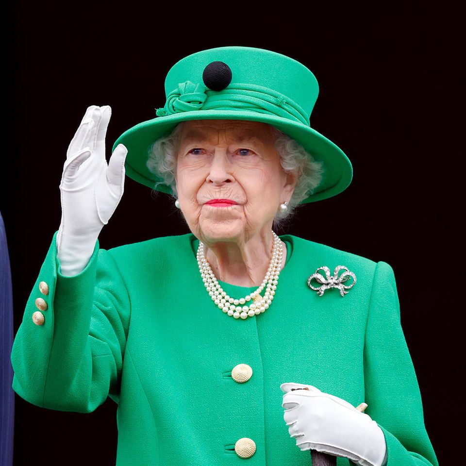 Queen Elizabeth zeigt sich zum Abschluss der Jubiläumsfeierlichkeiten auf dem Balkon des Buckingham Palasts.