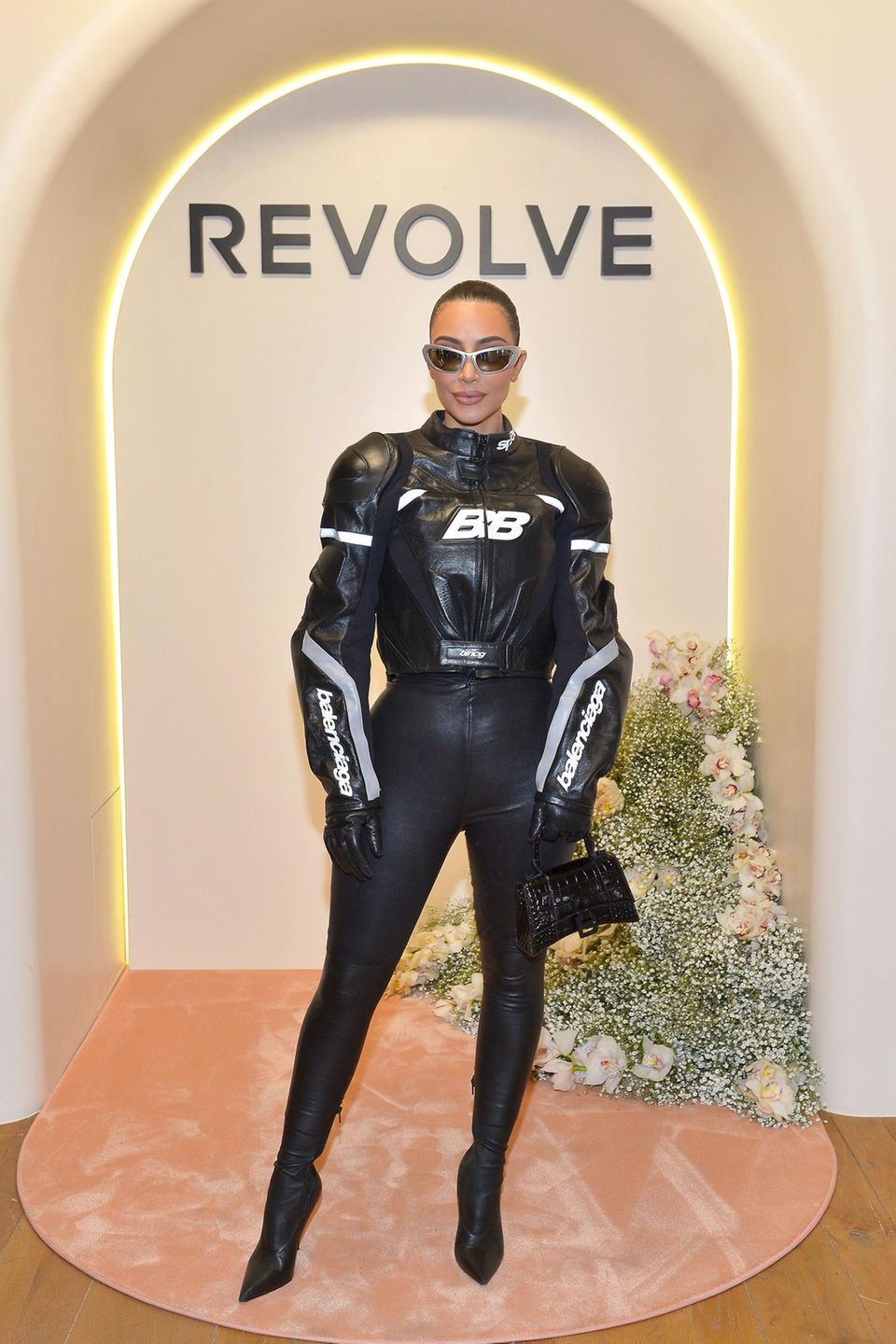 Auch Kim Kardashian ist Fan des ausgefallenen Accessoires, das an eine sportliche Fahrradbrille erinnert. Was die Queen wohl zu dazu sagen würde? Auch Kim Kardashian ist Fan des ausgefallenen Accessoires, das an eine sportliche Fahrradbrille erinnert. Was die Queen wohl zu dazu sagen würde?