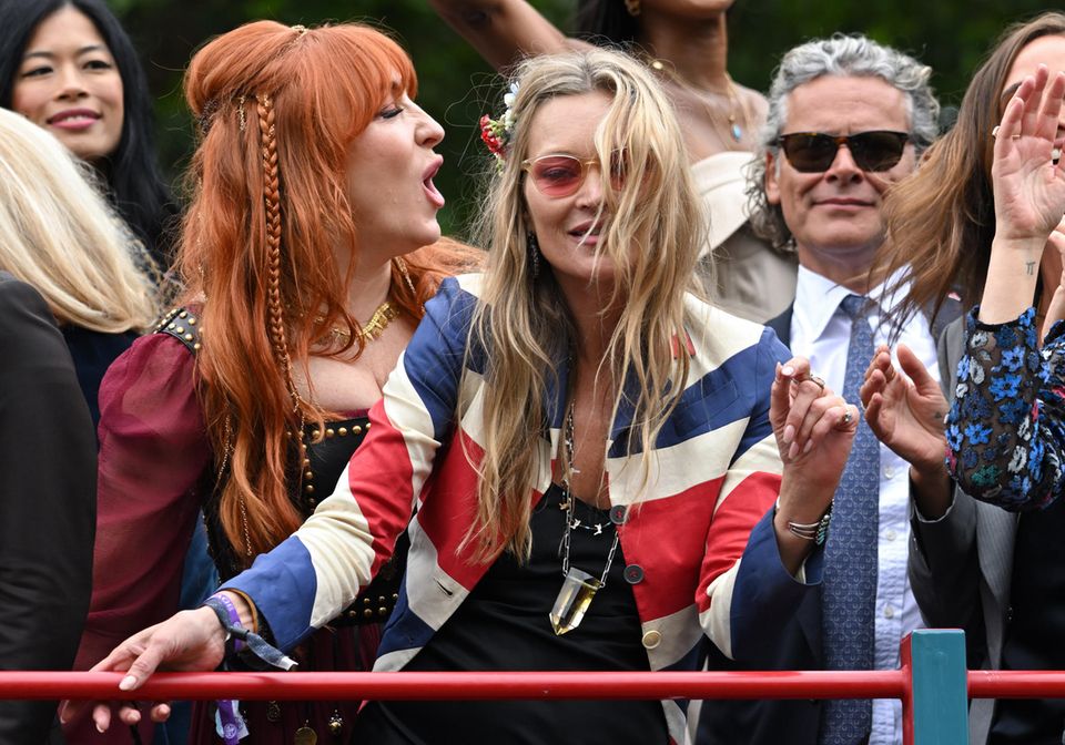 Kate Moss ist in Partystimmung! Bei der großen Parade zum Thronjubiläum der Queen darf das Topmodel auf einem Wagen mitfeiern. Für den diesen Anlass hat sich Kate etwas ganz Besonderes überlegt. Im schwarzen Maxikleid und einer Lederjacke in den Farben der britischen Flagge lässt sie die Korken knallen. Dabei handelt es sich um ein echtes Stück Mode-Geschichte. Denn die Lederjacke von John Galliano ist knapp 30 Jahre alt und wurde 1993 von Kate Moss persönlich bei der Modenschau präsentiert. Kate Moss ist in Partystimmung! Bei der großen Parade zum Thronjubiläum der Queen darf das Topmodel auf einem Wagen mitfeiern. Für den diesen Anlass hat sich Kate etwas ganz Besonderes überlegt. Im schwarzen Maxikleid und einer Lederjacke in den Farben der britischen Flagge lässt sie die Korken knallen. Dabei handelt es sich um ein echtes Stück Mode-Geschichte. Denn die Lederjacke von John Galliano ist knapp 30 Jahre alt und wurde 1993 von Kate Moss persönlich bei der Modenschau präsentiert.