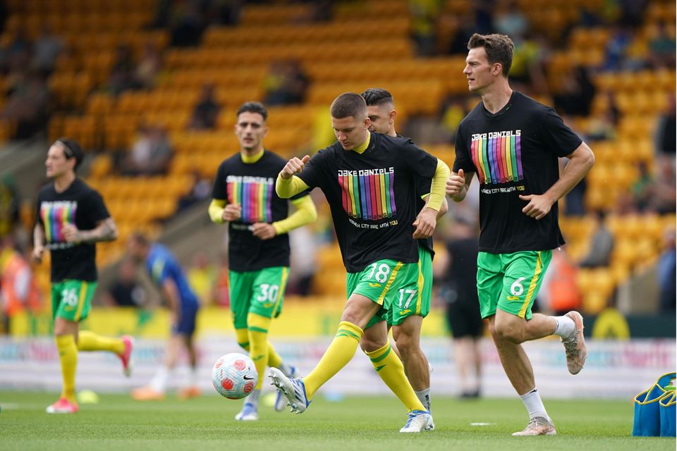 Spieler des Fußballvereins Norwich City zeigen ihre Solidarität