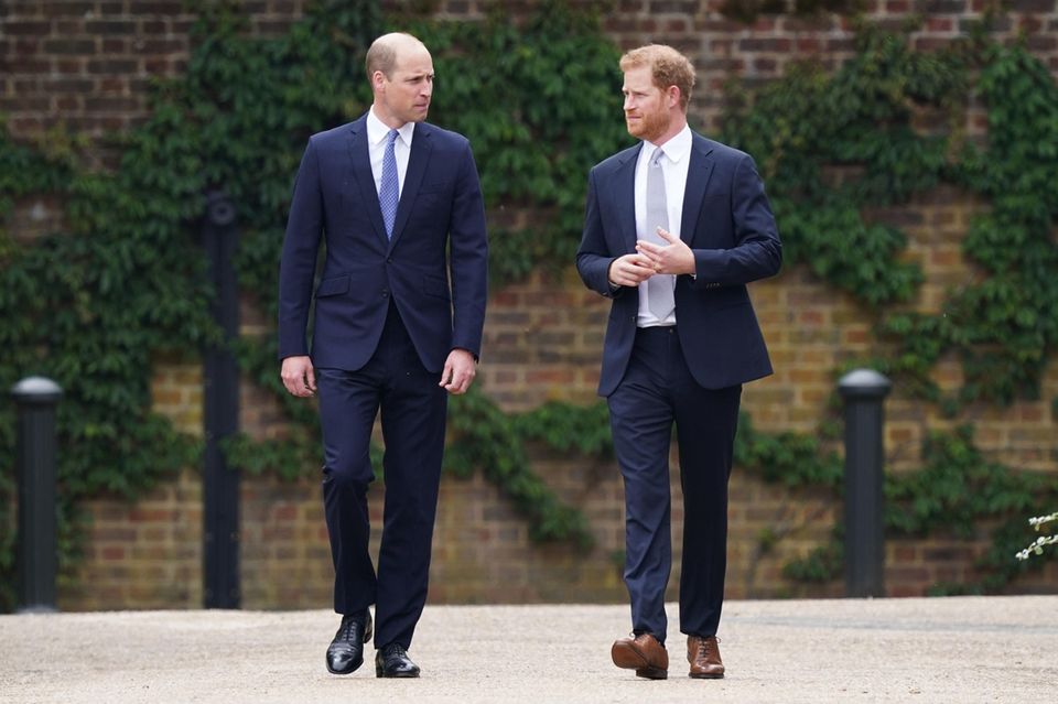 Prinz William und Prinz Harry laufen nebeneinander her.