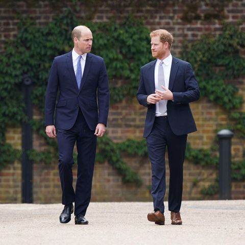 Prinz William und Prinz Harry laufen nebeneinander her.