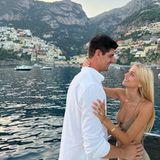 Wenn Blicke mehr als Worte sagen: Real-Madrid-Star Thibaut Courtois hat sich mit seiner Model-Freundin Mishel Gerzig verlobt. Den Antrag bekam die 24-Jährige auf einem Boot vor einer Traum-Kulisse. Während er Weiß trägt, zeigt sich das Model in einem cremefarbenen Sommerkleid. 