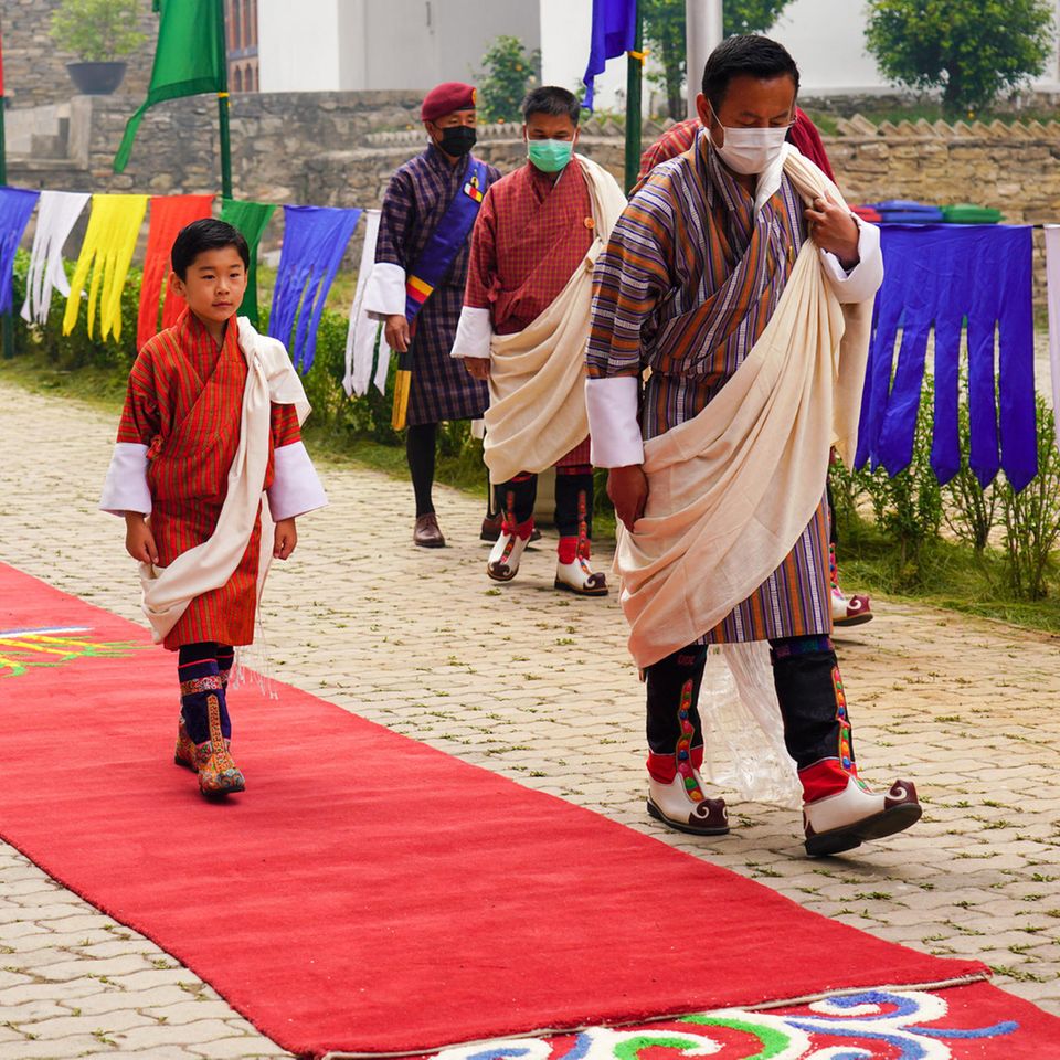 4. Juni 2022  Heute nimmt Prinz Gyalsey Jigme Namgyel Wangchuck seinen ersten Solotermin wahr. Im TechPark von Bhutan eröffnet der kleine Drachenprinz das sogenannte "Super FabLab".