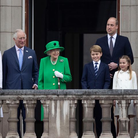 Herzogin Camilla, Prinz Charles, Queen Elizabeth, Prinz George, Prinz William, Prinzessin Charlotte Herzogin Catherine und Prinz Louis