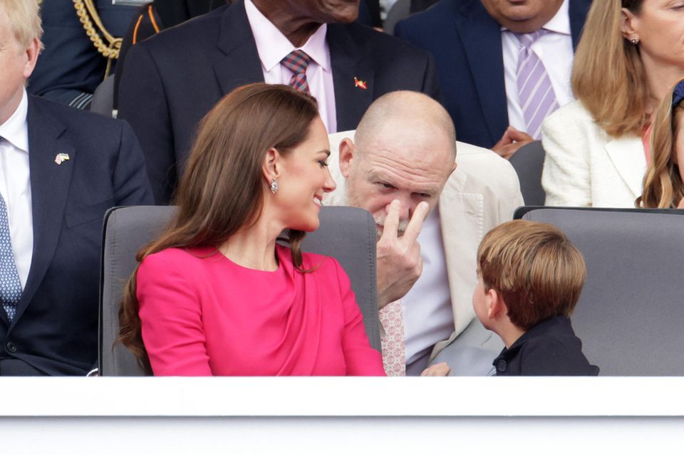 Mike Tindall hatte den kleinen ungestümen Prinz Louis genauestens im Auge (hier mit Herzogin Catherine).
