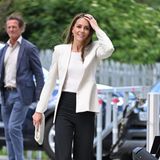 Es ist so windig, dass Herzogin Catherine irgendwann nichts anderes übrig bleibt, als ihre Haare festzuhalten. Das Strahlen im Gesicht verliert sie dabei nicht. Die eine Hand also auf dem Kopf, in der anderen hält sie eine geflochtene Clutch von Massimo Dutti in Cremeweiß. Auch der Rest des Looks ist eher simpel gehalten: Zu einer schwarzen Stoffhose kombiniert Kate ein weißes Shirt und einen ebenfalls weißen Blazer von Zara. 