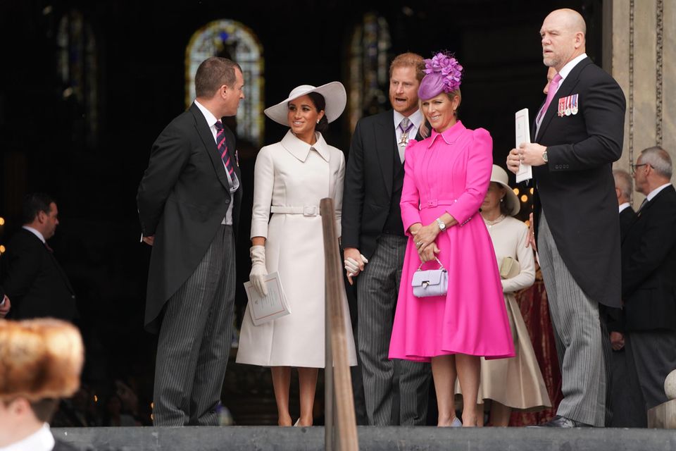 Peter Phillips, Herzogin Meghan, Prinz Harry, Zara und Mike Tindall beim Dankesgottesdienst am 3. Juni 2022 in der St Paul's Kathedrale.