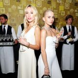 Maria-Olympia von Griechenland und Caro Daur feiern gemeinsam in London, die Prinzessin im sommerlich-leichten Seidenkleid, die Influencerin im eleganten, weißen Bustier-Jumpsuit.