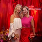 Designerin Lana Mueller und Tamara Gräfin von Nayhauß sehen in ihren sommerlichen Party-Looks großartig aus.