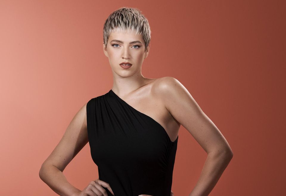 Germany's Next Topmodel-Gewinnerin Lou-Anne präsentiert einen glamourösen Lude-Look.