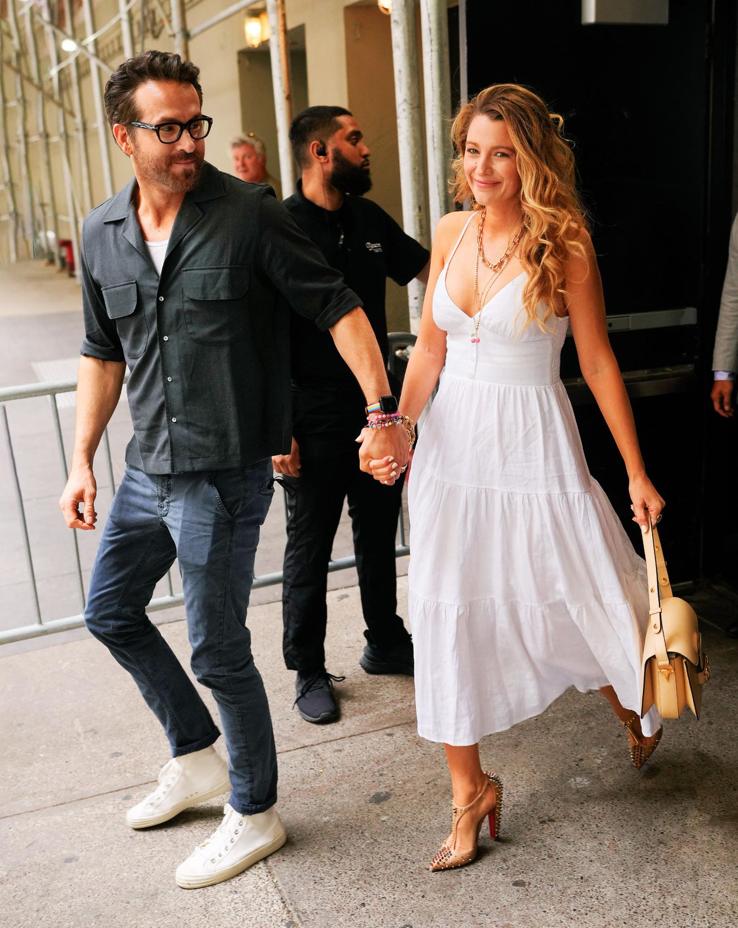 Gut gelaunt zeigen sich Ryan Reynolds und Blake Lively in New York. Für eine entspannte Date-Night setzt Ryan auf eine dunkle Jeans und ein dunkles Hemd. Blake lässt es hingegen um einiges heller angehen und erinnert mit ihrem weißen Kleid und ihren Korkenzieherlocken überraschend stark an ihre beste Freundin Taylor Swift, die vor einigen Jahren regelmäßig auf den romantischen Stil gesetzt hat.