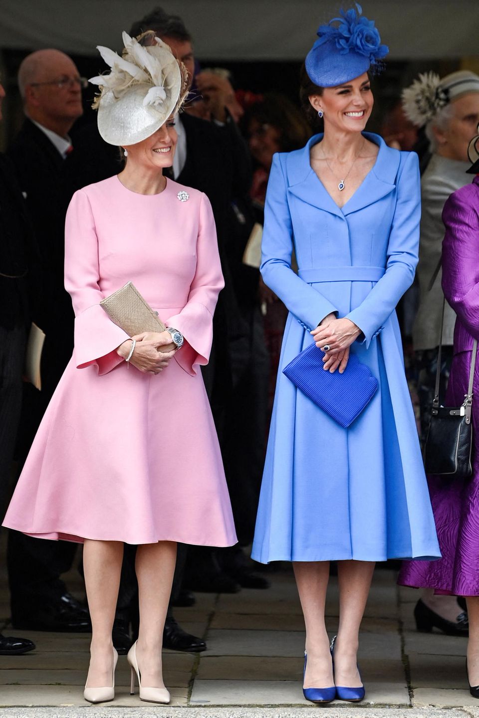 Gemeinsam mit Gräfin Sophie von Wessex besucht Herzogin Catherine den Order of the Garter-Gottesdienst in Windsor. Gut gelaunt strahlen die beiden um die Wette. Doch nicht nur zwischenmenschlich scheint es bei den beiden zu harmonieren. Auch optisch ergänzen sich Sophie in ihrem rosafarbenen Kleid mit passendem Fascinator und Kate im hellblauen Mantelkleid und ebenfalls blauem Fascinator perfekt. Ein schöner Farbkontrast zwischen den beiden Frauen.