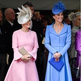 Gemeinsam mit Gräfin Sophie von Wessex besucht Herzogin Catherine den Order of the Garter-Gottesdienst in Windsor. Gut gelaunt strahlen die beiden um die Wette. Doch nicht nur zwischenmenschlich scheint es bei den beiden zu harmonieren. Auch optisch ergänzen sich Sophie in ihrem rosafarbenen Kleid mit passendem Fascinator und Kate im hellblauen Mantelkleid und ebenfalls blauem Fascinator perfekt. Ein schöner Farbkontrast zwischen den beiden Frauen.