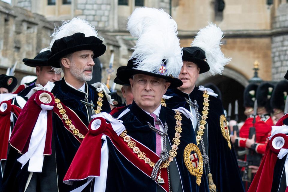 Prinz Andrew: Prinz Andrew nahm zuletzt im Jahr 2019 am letzten Garter Day vor der Coronapandemie teil. In diesem Jahr verzichtete er aufgrund seiner Verstrickungen in den Epstein-Skandal auf einen Auftritt. Prinz Andrew nahm zuletzt im Jahr 2019 am letzten Garter Day vor der Coronapandemie teil. In diesem Jahr verzichtete er aufgrund seiner Verstrickungen in den Epstein-Skandal auf einen Auftritt.