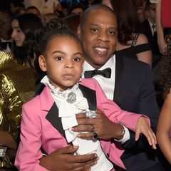 Also erste Tochter von Beyoncé und Jay-Z steht Blue Ivy seit ihrer Geburt im Rampenlicht. Schon als kleines Kind machte sie die Award-Shows gemeinsam mit ihren Eltern unsicher. Doch auf den Schoß ihres Vaters passt sie heute nicht mehr. Blue Ivy ist nämlich ganz schön groß geworden und kaum wiederzuerkennen.