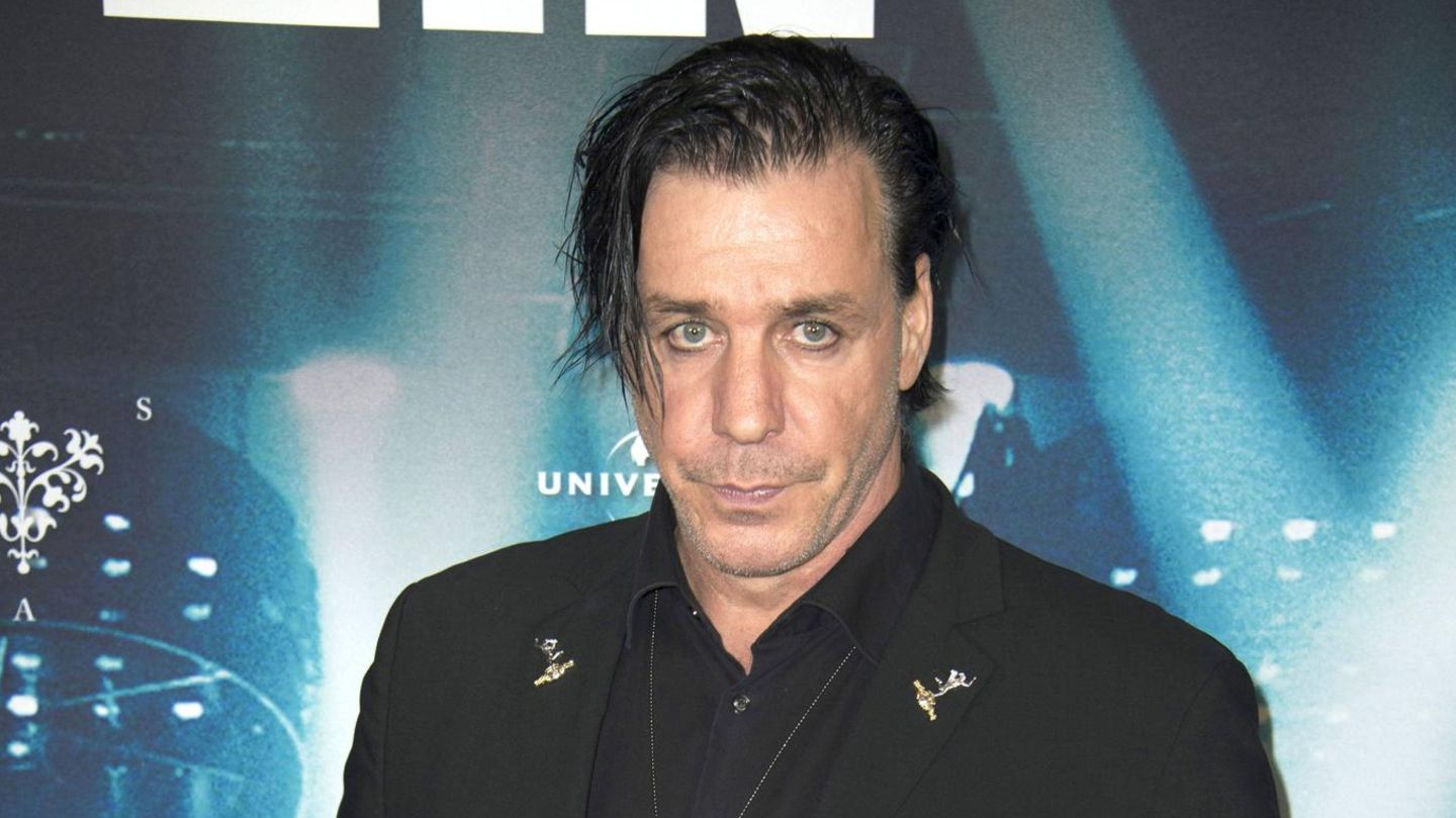 Группа rammstein тилль линдеманн. Til lieberman. Till lindemann с ирокезом. Til lieberman. Til lieberman.
