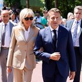 Zum Besuch eines Wahllokals an der Seite ihres Mannes trägt Brigitte Macron einen außergewöhnlichen Look. Der tailliert geschnittene Blazer in Creme bekommt durch Lederapplikationen an den Schultern einen interessanten Twist. Sie kombiniert dazu eine Schluppenbluse und XXL-Shades.