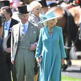 Die Queen kann dieses Jahr leider nicht beim Royal-Ascot-Pferderennen teilnehmen. Prinz Charles und Herzogin Camilla vertreten sie aber gekonnt und läuten die traditionelle Kutschenprozession ein. Für diesen besonderen Anlass setzt Herzogin Camilla auf einen frischen Blauton, zu dem sie klassischen Perlenschmuck kombiniert.  
