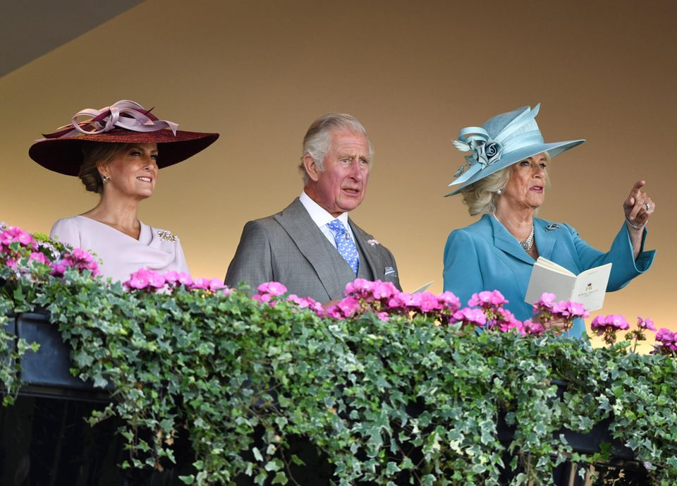 Gräfin Sophie von Wessex, Prinz Charles und Herzogin Camilla beim Pferderennen in Ascot. Gräfin Sophie von Wessex, Prinz Charles und Herzogin Camilla beim Pferderennen in Ascot.