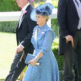 Gräfin Sophie von Wessex trägt am 15. Juni 2022 ebenfalls einen Ton-in-Ton-Look. Die Ehefrau von Prinz Edward Sophie kombiniert ein blaues Sommerkleid mit Lochstickerei des britischen Labels Suzannah London mit farblich passenden Pumps und einem auffälligen Hut aus dem Hause Jane Taylor.