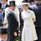 Prinzessin Beatrice lässt sich an Tag zwei des Rennens erneut mit Ehemann Edoardo blicken. Nach ihrem floralen Auftakt entscheidet sie sich am Mittwoch für ein kurzes Kleid in A-Linie, dazu kombiniert sie einen passenden Hut mit blauem Band und schwarze Riemchen-Pumps mit silbernen Details.