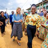 Einen besonders fröhlichen Empfang genießt Königin Máxima bei ihrer Ankunft in Abidjan, der größten und wichtigsten Stadt der Elfenbeinküste. Ihr royaler Look mit hellblauem Shirt und gemustertem 3/4-Rock wirkt ausgelassen, so wie die Königin selbst.