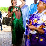 Und für den Fall, dass sich die Königin noch umziehen möchte, gibt es für Máxima als Geschenk ein traditionelles Outfit in Braun und Grün.