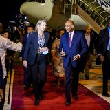 Bei ihrer Ankunft am Flughafen Port Bouet wird Königin Maxima vom Premierminister der Elfenbeinküste Patrick Achi begrüßt. Und gleich zu Beginn ihrer Westafrika-Reise zeigt ihr seriöser Anzug-Look mit der Leo-Print-Bluse schon einen verspielten Twist.