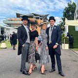 Auch Lady Amelia und Lady Eliza Spencer lassen sich gemeinsam mit ihren Partnern das Pferderennen nicht entgehen. In perfekt abgestimmten Outfits machen sie die Rennbahn unsicher. Während Amelia auf ein schwarz-weißes Kleid mit passendem Fascinator setzt, entscheidet sich Schwester Eliza mit gemustertem Rock und einfarbigem T-Shirt ebenfalls für einen edlen Schwarz-Kleid-Look. Und auch die Männer harmonieren mit Frack und Zylinder optisch perfekt.