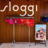 In der Sloggi Beachwear Lounge gibt es die neusten Modelle der Bademodenkollektion – von knalligen über schlichte Farben, bis hin zu unterschiedlichen Schnitten.