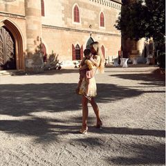 "My Weddingdate", schreibt Model Scarlett Gartmann zu diesem sommerlichen Foto aus Mallorca. Das Model besucht die Hochzeit von Freunden. Und da von Ehemann Marco Reus keine Spur ist, verbringt sie den Tag mit ihrer Tochter als Plus Eins. Wie süß!