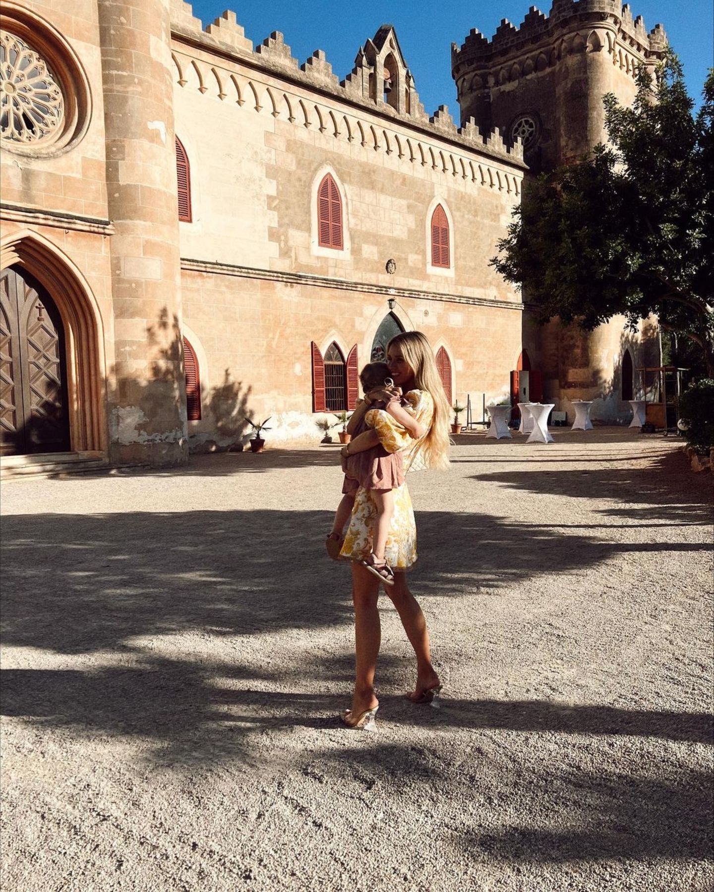 "My Weddingdate", schreibt Model Scarlett Gartmann zu diesem sommerlichen Foto aus Mallorca. Das Model besucht die Hochzeit von Freunden. Und da von Ehemann Marco Reus keine Spur ist, verbringt sie den Tag mit ihrer Tochter als Plus Eins. Wie süß!
