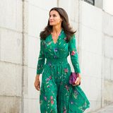 Auch im grünen Blumenkleid von Maje Paris präsentiert Letizia ihren royalen Style-Sommer. Farblich passend dazu trägt sie Rubin-Smaradg-Ohrringe von Tous Jewelry