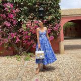 Style Alessandra de Osma: Alessandra de Osma in blauem Maxi-Kleid