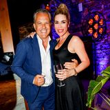 Chistos Tassakos (Daios Cove Luxury Resort & Villas) mit der Gründerin von Doctor Mi!, Dr. Miriam Rehbein, bei gemeinsamen Drinks am Abend.