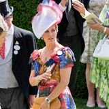 Am Ladys Day in Ascot kommt Gräfin Sophie in einem ungewohnt farbenfrohen, floralen Kleid mit V-Ausschnitt von Suzannah, das ein Blumenmuster in vorwiegend Blau, Weiß und Rottönen trägt. Dazu kombiniert sie eine Clutch in Gelb und einen großen Hut, wie sich das für Ascot eben gehört. 