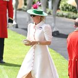Zara Tindall hat beim Ladys Day in Ascot alles richtig gemacht. Das beigefarbene Kleid von Laura Green London mit den pinkfarbenen Knöpfen ist alleinstehend schon ein Hingucker, der zusätzliche Farbakzent durch den grünen Hut, gibt dem Kleid noch einen zusätzlichen Frische-Kick. Das ist Zara nicht genug, mit der Leo-Brille bringt sie noch einen interessanten Stil-Mix in Ascot-Outfit. 