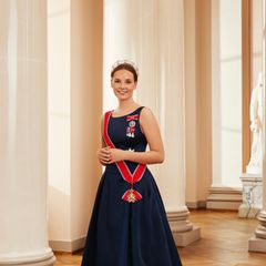 17. Juni 2022  Anlässlich der Feierlichkeiten zum 18. Geburtstag der Prinzessin teilt das norwegische Königshaus wunderschöne Aufnahmen von Prinzessin Ingrid Alexandra. Im warmen Licht des Palastes lächelt uns die junge Royal selbstbewusst entgegen. 