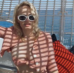 Auf Instagram versorgt Rebel Wilson ihre Fans mit ein paar Schnappschüssen aus dem Urlaub. Sie trägt einen lachsfarbenen Bikini und kombiniert einen passenden cropped Blazer dazu. Außerdem trägt sie eine große weiße Retro-Sonnenbrille, was ihrem Beach-Look eine gewisse Ähnlichkeit zu der Stil-Ikone Brigitte Bardot verleiht.