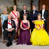Natürlich bleibt auch genügend Zeit für ein gut gelauntes Familienporträt, bei dem Prinzessin Ingrid Alexandra flankiert von ihren Großeltern König Harald und Königin Sonja in die Kamera strahlt.