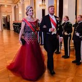 Königin Máxima und König Willem-Alexander machen sich ebenfalls auf den Weg zum Dinner, um Prinzessin Ingrid Alexandra zu feiern. Dabei trägt die niederländische Königin eine traumhafte rote Robe.