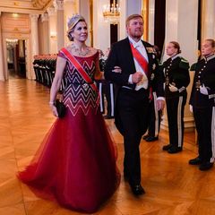 Königin Máxima und König Willem-Alexander machen sich ebenfalls auf den Weg zum Dinner, um Prinzessin Ingrid Alexandra zu feiern. Dabei trägt die niederländische Königin eine traumhafte rote Robe.